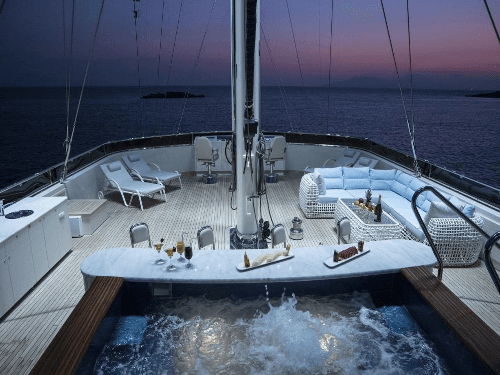 Incredibly Spacious Deck