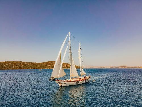 Impeccably Polished: A Yacht in Pristine Condition