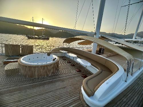 Jacuzzi and Alfresco Dining